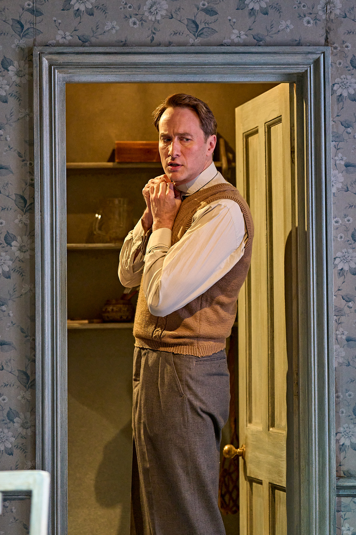 Photos: First Look at THE DEEP BLUE SEA at Theatre Royal Bath Image