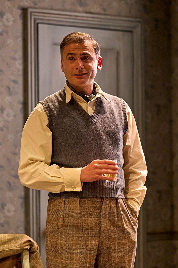 Photos: First Look at THE DEEP BLUE SEA at Theatre Royal Bath Image
