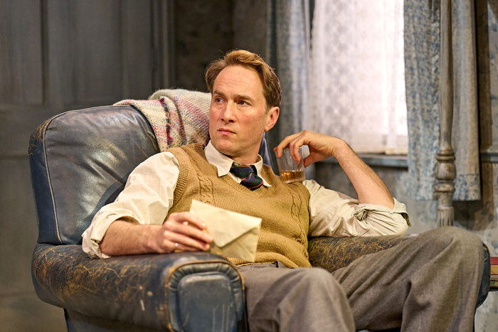 Photos: First Look at THE DEEP BLUE SEA at Theatre Royal Bath Image