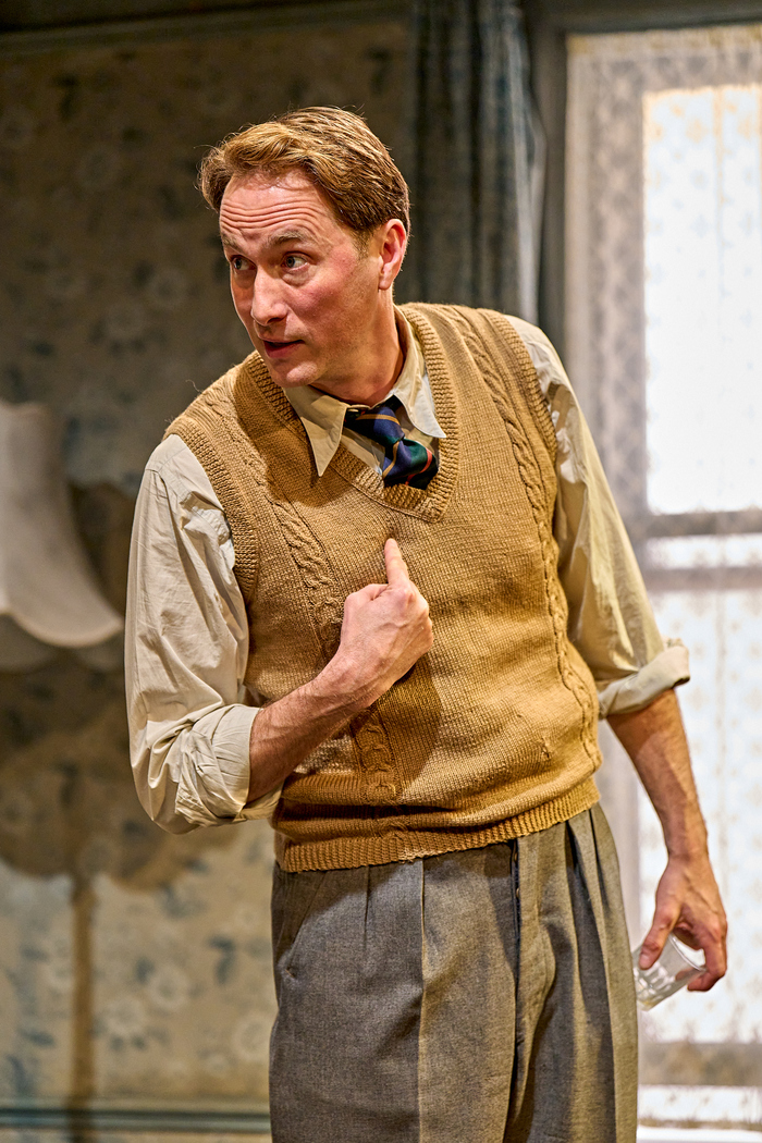Photos: First Look at THE DEEP BLUE SEA at Theatre Royal Bath Image