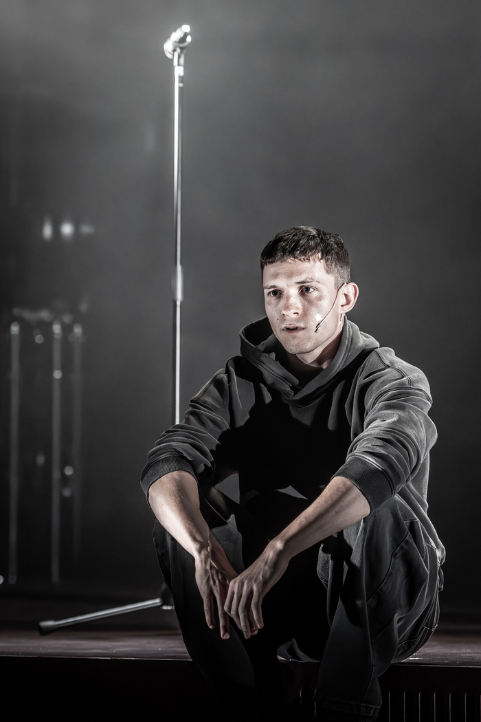 Photos: First Look at Tom Holland & Francesca Amewudah-Rivers in ROMEO & JULIET 