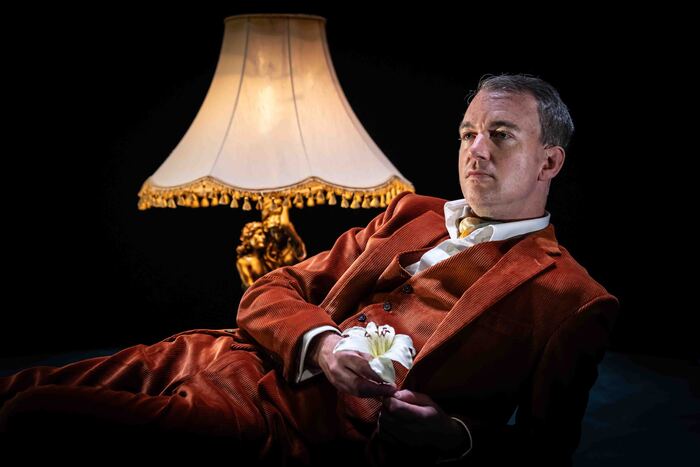 Photos: First Look at Alastair Whatley in THE IMPORTANCE OF BEING OSCAR at Reading Rep Theatre  Image