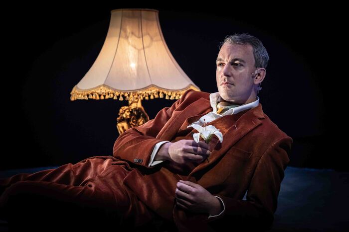 Photos: First Look at Alastair Whatley in THE IMPORTANCE OF BEING OSCAR at Reading Rep Theatre  Image