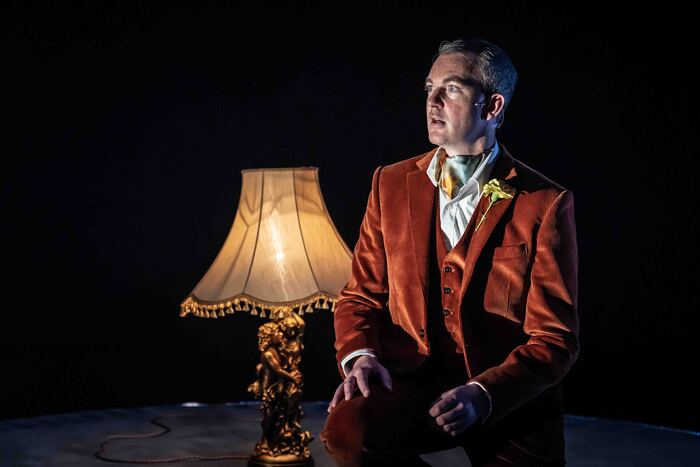 Photos: First Look at Alastair Whatley in THE IMPORTANCE OF BEING OSCAR at Reading Rep Theatre  Image