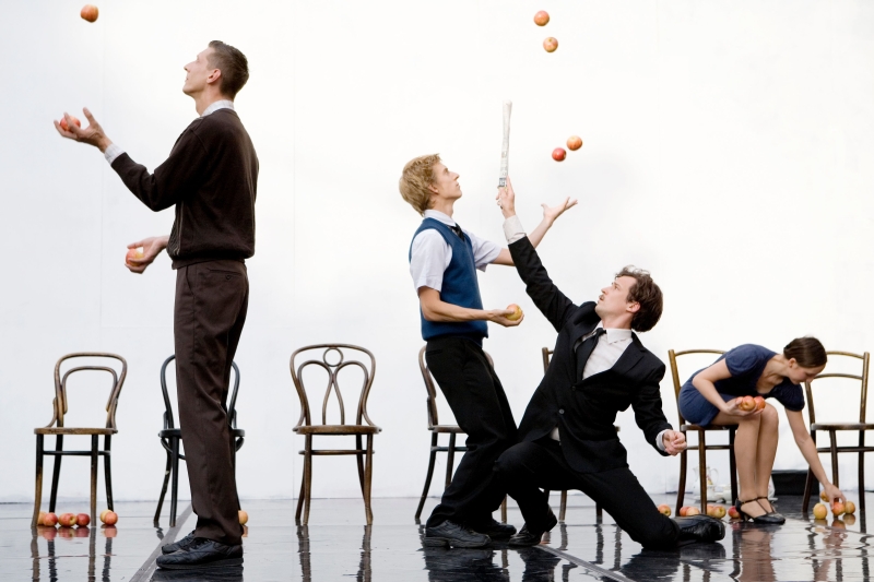 Review: GANDINI JUGGLING'S SMASHED, Peacock Theatre  Image