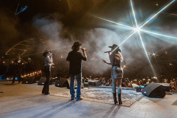 Photos: Tracy Lawrence Takes Over Ascend Amphitheater With Sold-Out 'Tracy Lawrence And Friends'  Image