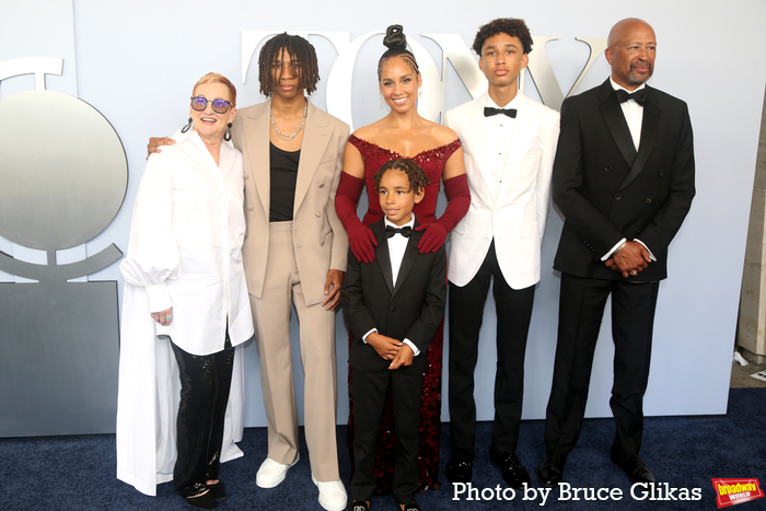 Photos: On the Red Carpet at the 2024 Tony Awards Image