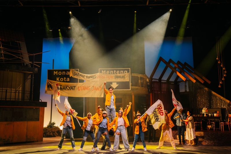 Review: Rooted in Familial Warmth, MUSIKAL KELUARGA CEMARA Blossoms with Spectacle Image