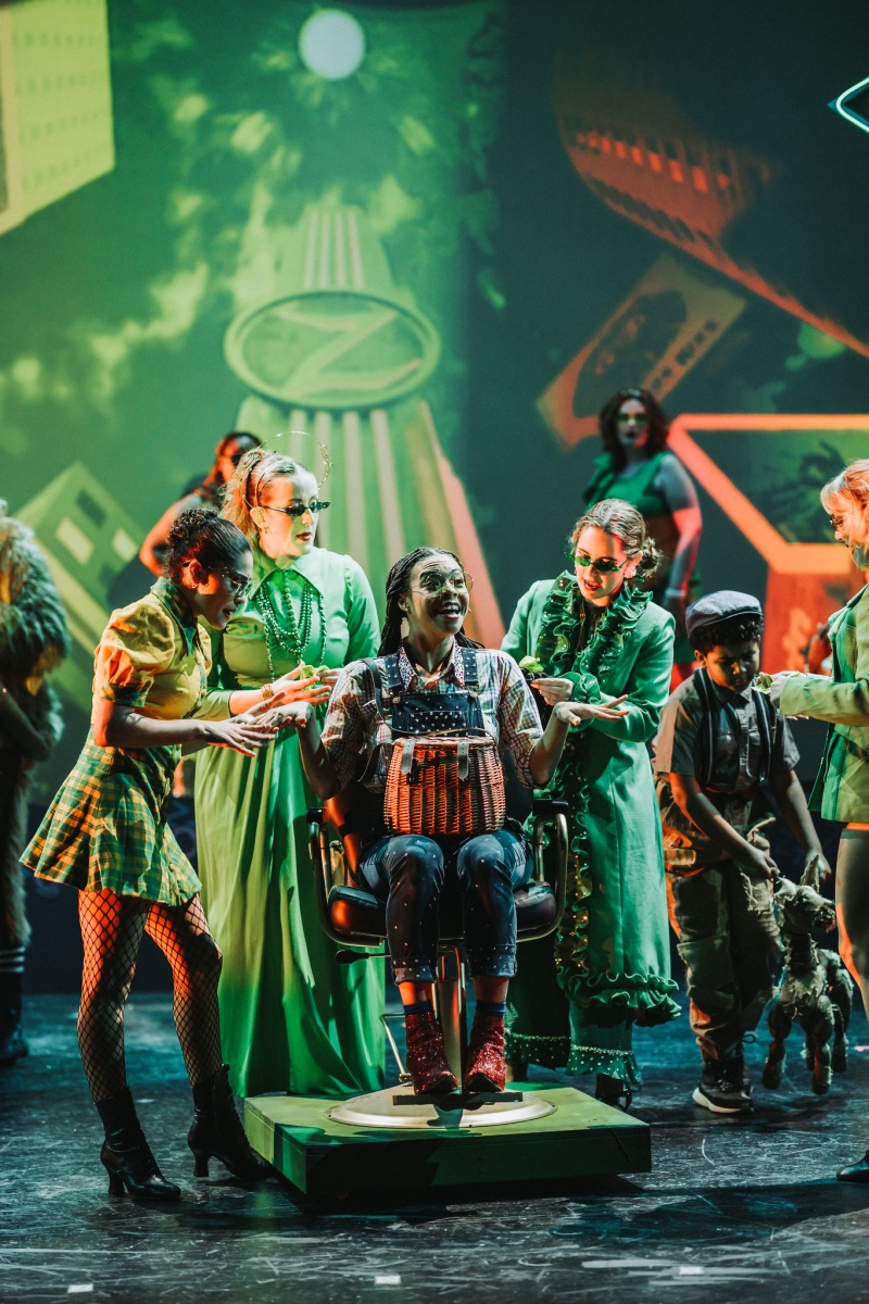 Review: THE WIZARD OF OZ at Queensbury Theatre  Image