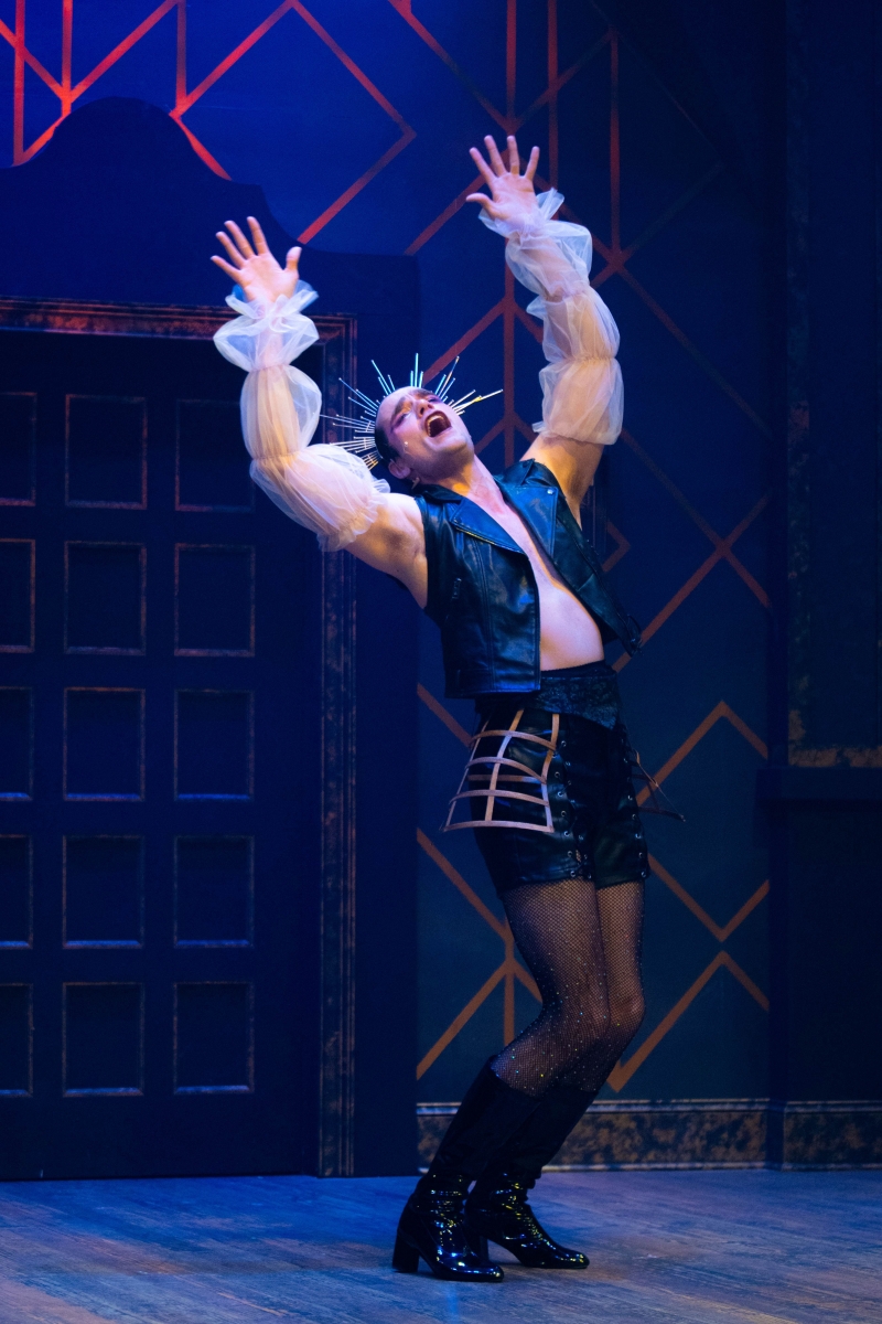 Review: Actor's Express Puts on a Dark, Seductive CABARET Image