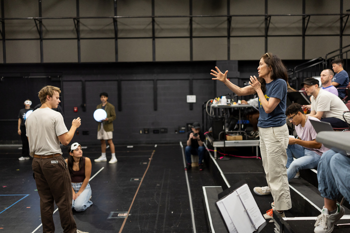 Director Diane Paulus and members of the cast i Photo