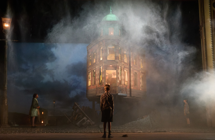 Photos: AN INSPECTOR CALLS is Now on UK Tour  Image