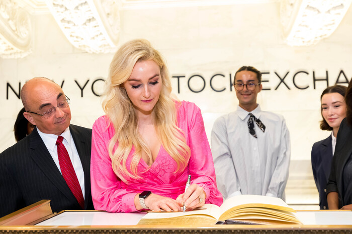 Photos: & JULIET Celebrates 750 Performances On Broadway Image