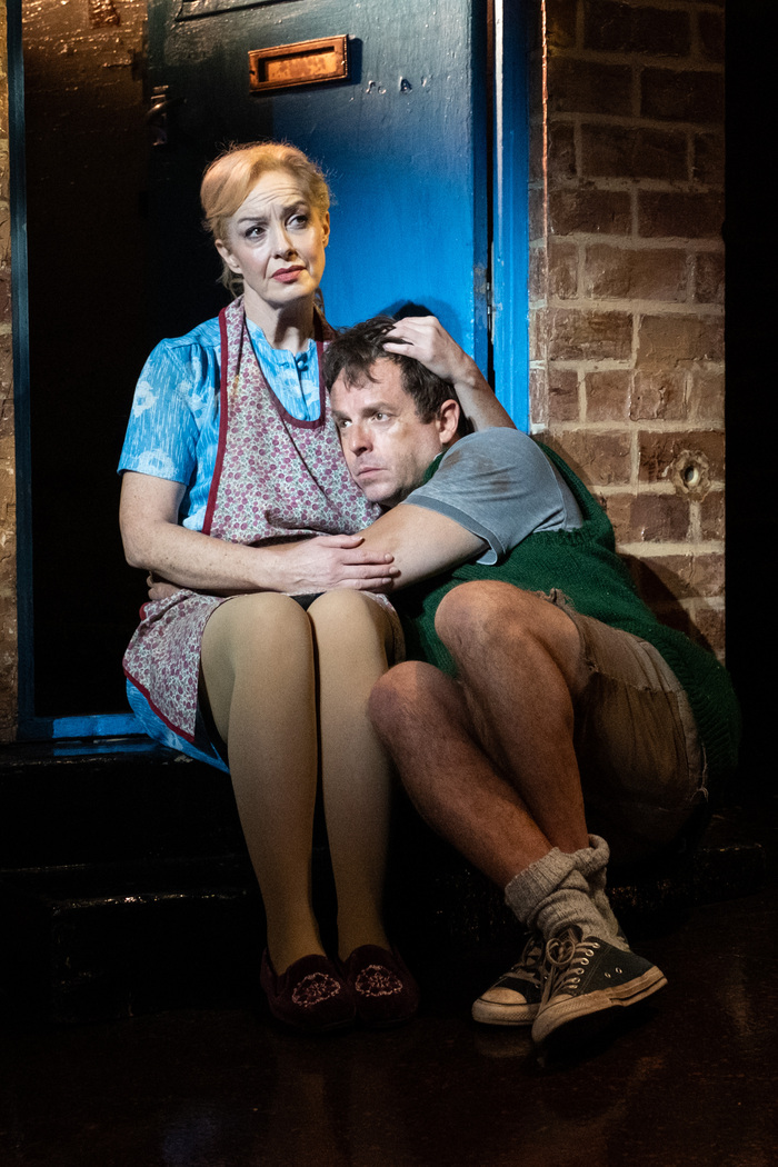 Photos: BLOOD BROTHERS UK Tour Image