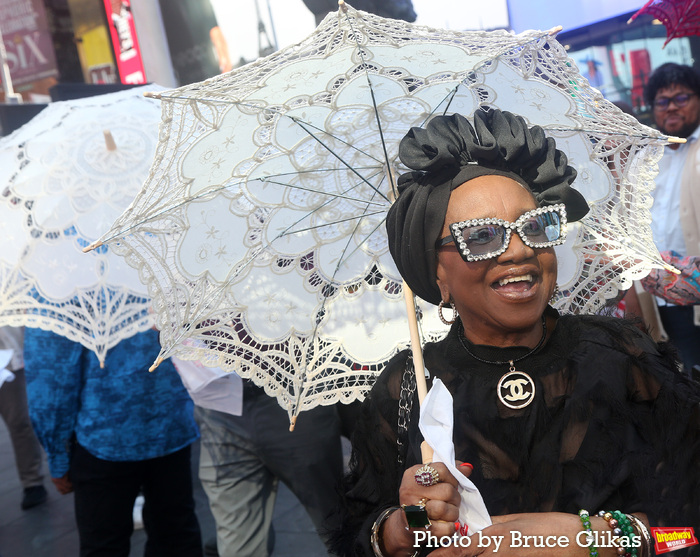 Photos: A WONDERFUL WORLD Cast Parades to Studio 54  Image