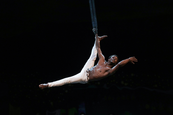 Photos: MOYA by Zip Zap Circus at Children's Theatre Company Image