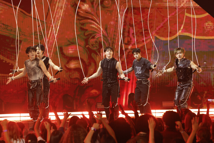 Photos: Jennifer Hudson, Mariah Carey, & More Perform at the AMERICAN MUSIC AWARDS 50TH ANNIVERSARY SPECIAL Image