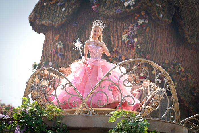 Ariana Grande is Glinda Photo