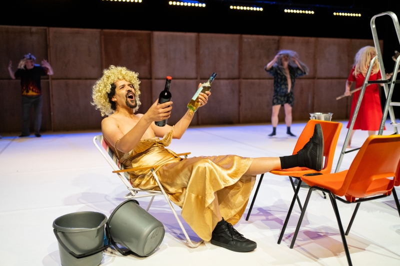 Review: FORCED ENTERTAINMENT: SIGNAL TO NOISE, Queen Elizabeth Hall Image