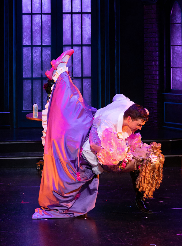 Photos: DRACULA: A COMEDY OF TERRORS at Ensemble Theatre Company  Image