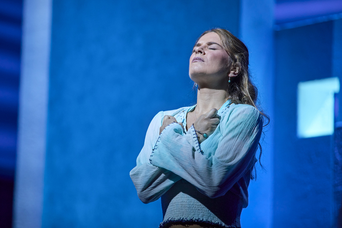 Photos: New Cast Joins MAMMA MIA! in London  Image