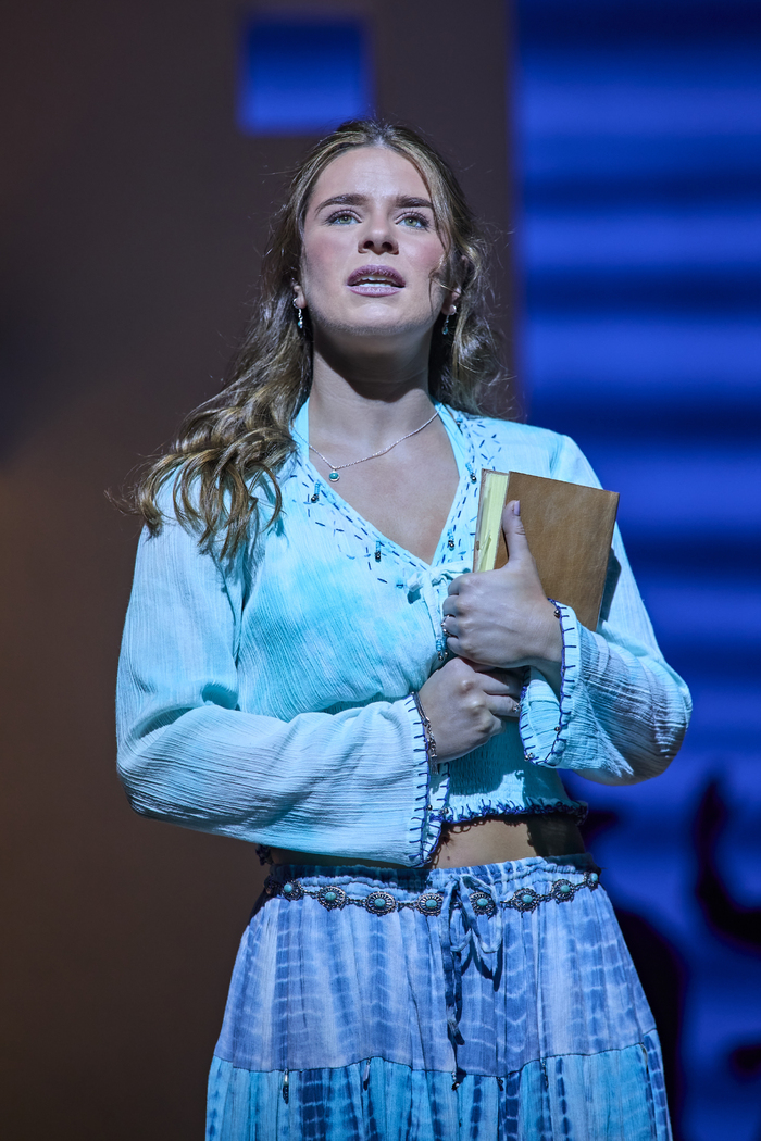 Photos: New Cast Joins MAMMA MIA! in London  Image