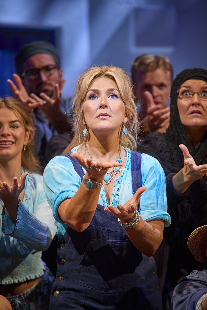 Photos: New Cast Joins MAMMA MIA! in London  Image