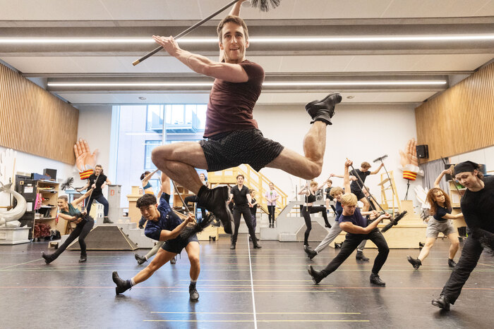 Photos/Video: MARY POPPINS UK Tour in Rehearsal Image