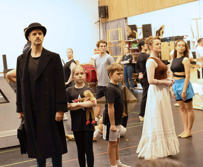 Photos/Video: MARY POPPINS UK Tour in Rehearsal Image