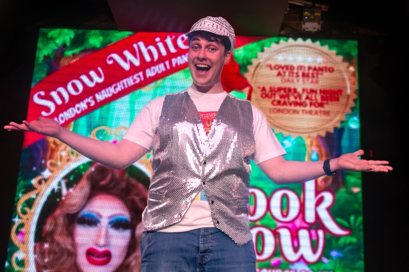 Photos: SNOW WHITE Pantomime at Vauxhall Theatre Image