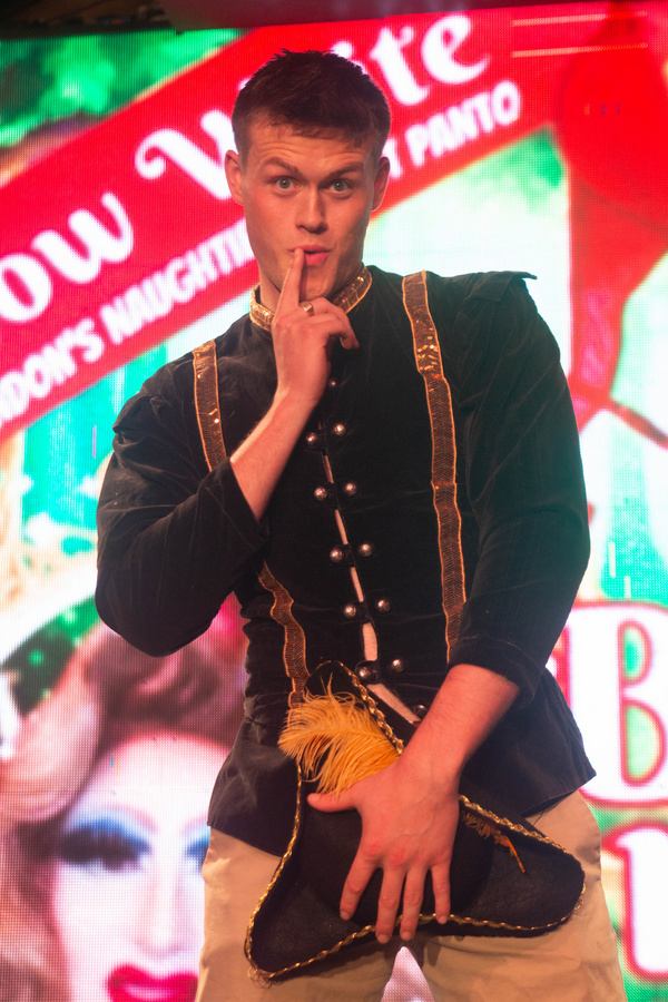 Photos: SNOW WHITE Pantomime at Vauxhall Theatre Image