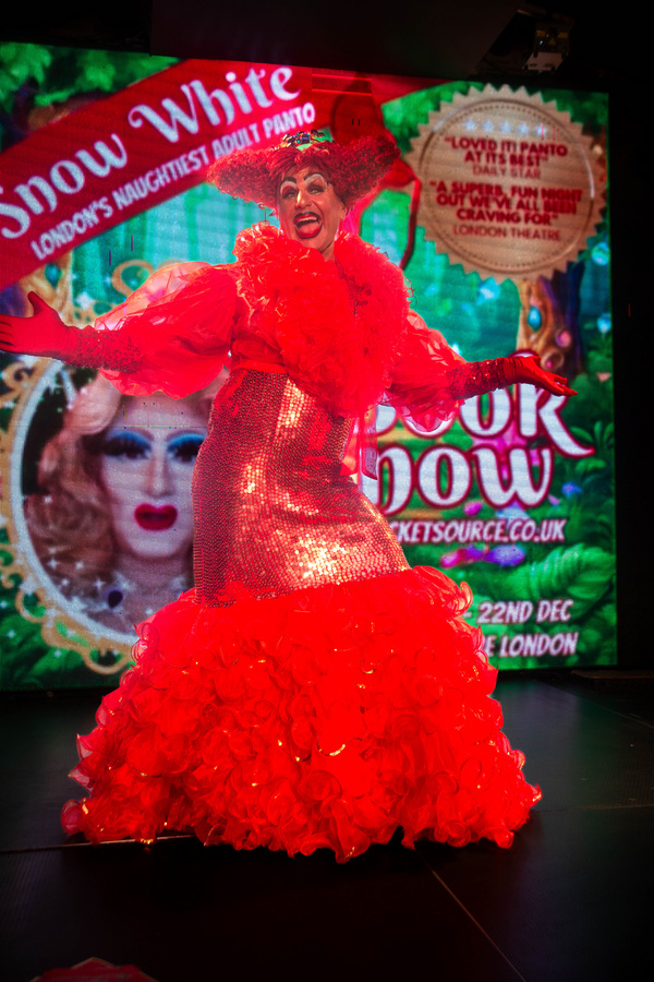 Photos: SNOW WHITE Pantomime at Vauxhall Theatre Image