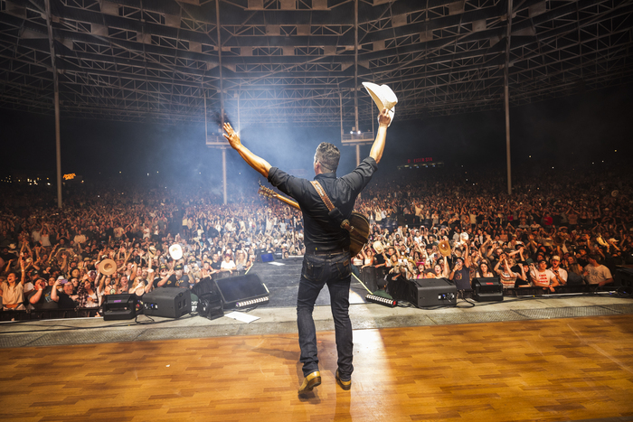 Photos: Jon Pardi Wraps World Tour with Over 317,000 Fans Image