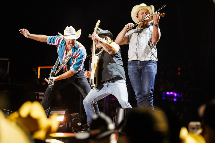 Photos: Jon Pardi Wraps World Tour with Over 317,000 Fans  Image