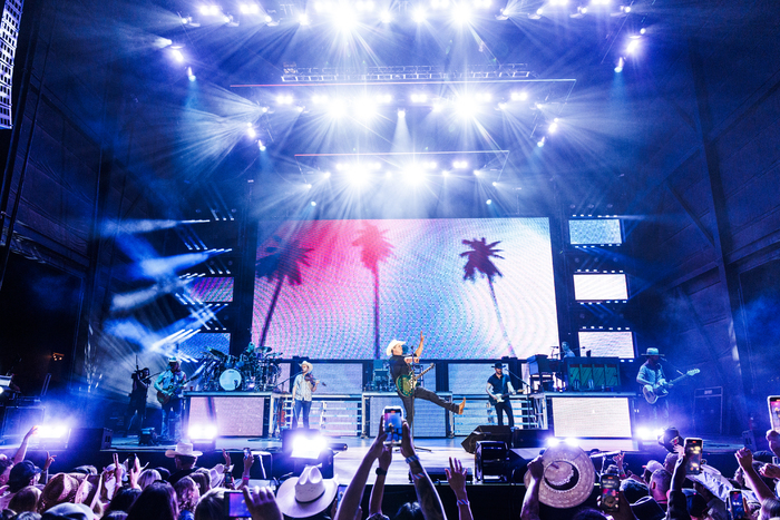 Photos: Jon Pardi Wraps World Tour with Over 317,000 Fans Image