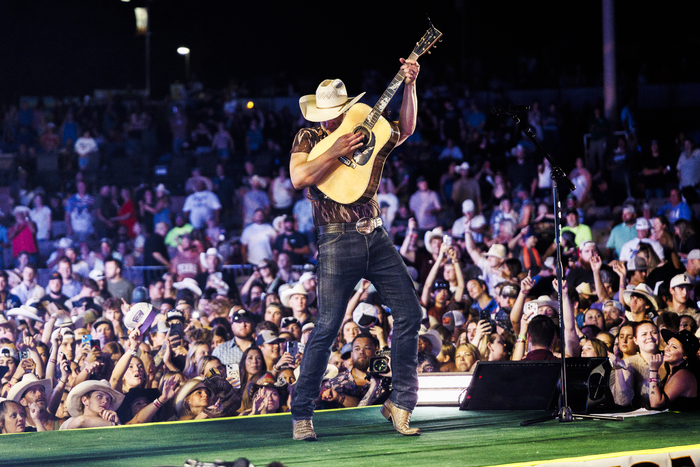 Photos: Jon Pardi Wraps World Tour with Over 317,000 Fans Image