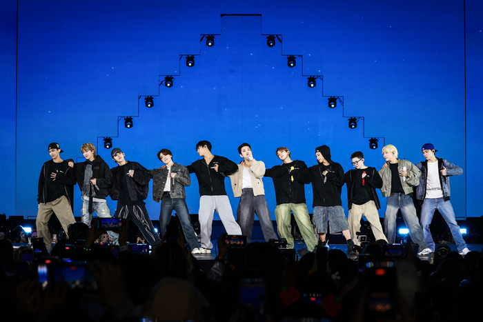 Photos: SEVENTEEN Wraps U.S. Leg of ‘Right Here’ World Tour Image
