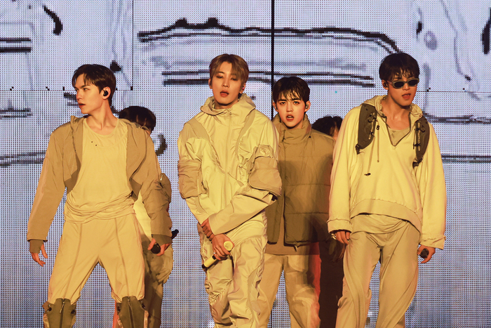 Photos: SEVENTEEN Wraps U.S. Leg of ‘Right Here’ World Tour Image