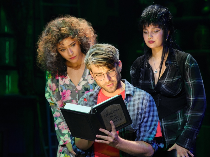 Review: BEETLEJUICE útočí na pražskou muzikálovou scénu Image