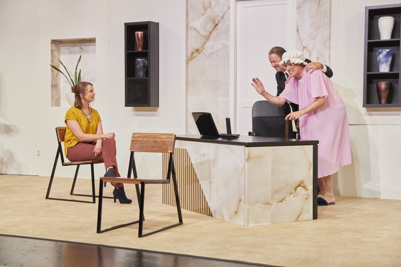 Review: OMA WIRD VERKAUFT at Boulevardtheater Bremen Image