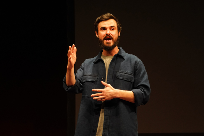 Photos: 300 PAINTINGS At Vineyard Theatre Image
