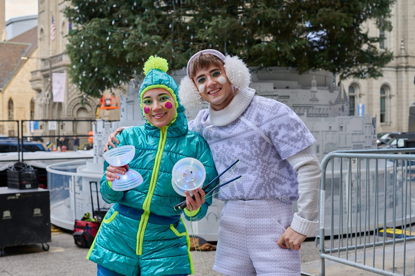 Photos: Cirque Du Soleil's TWAS THE NIGHT BEFORE Visits City Hall's Philly Holiday Tree  Image