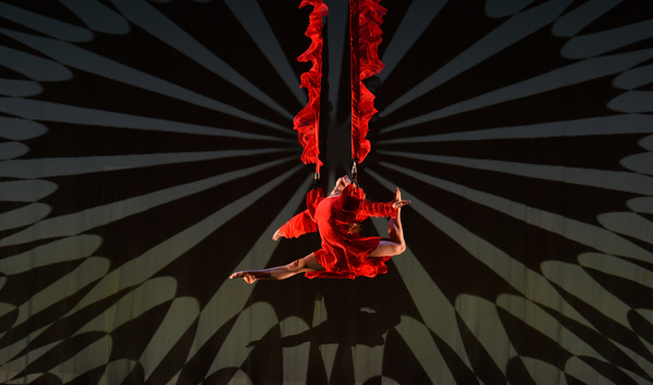 Photos: MOMIX to Bring ALICE to the Warner Theatre in January  Image