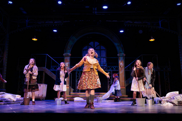 Photos: First Look At ANNIE At The Encore Musical Theatre Company Image