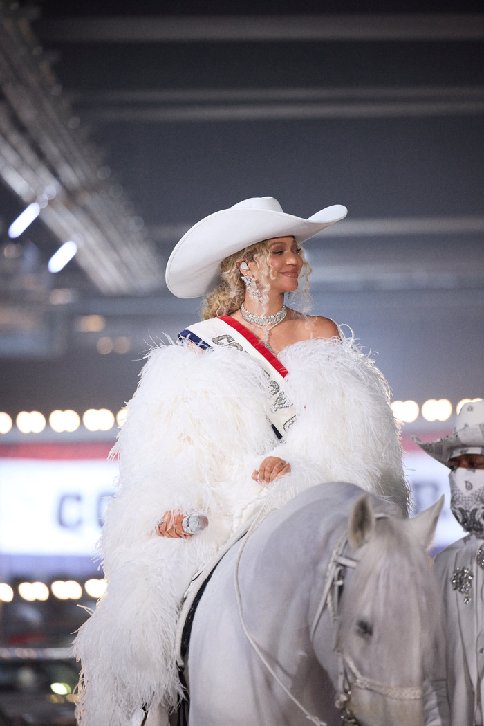 Photos: Beyoncé Delivers NFL Christmas Gameday Halftime Performance  Image