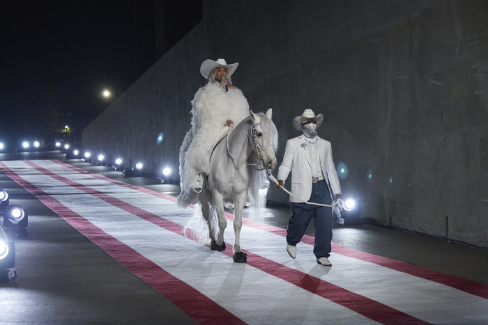 Photos: Beyoncé Delivers NFL Christmas Gameday Halftime Performance  Image