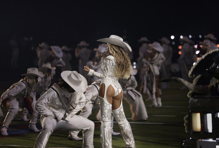 Photos: Beyoncé Delivers NFL Christmas Gameday Halftime Performance  Image