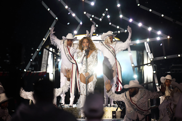 Photos: Beyoncé Delivers NFL Christmas Gameday Halftime Performance  Image