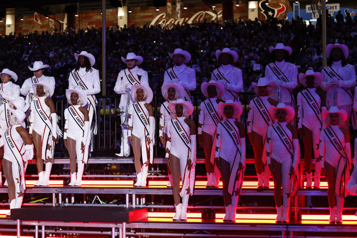 Photos: Beyoncé Delivers NFL Christmas Gameday Halftime Performance  Image