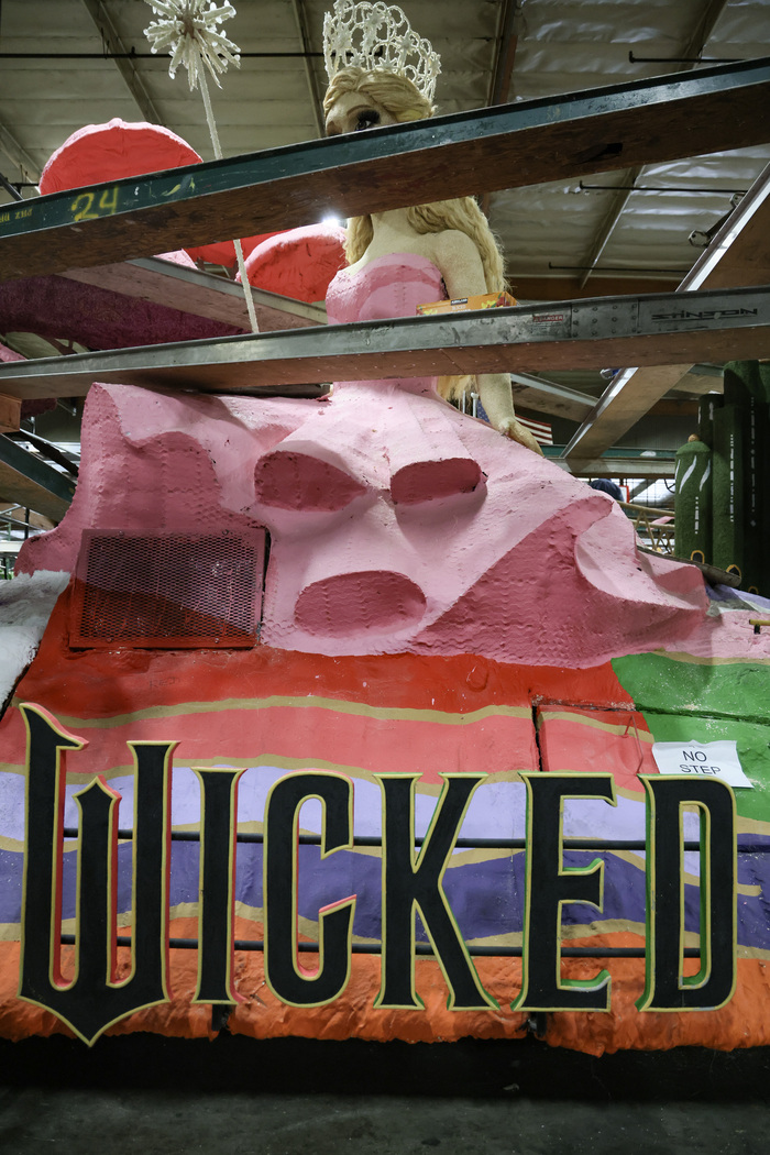 Photos: WICKED Float Comes to Pasadena's Rose Parade  Image